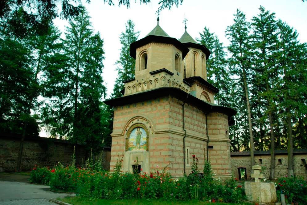 Mănăstiri şi biserici în haină de praznic 54029