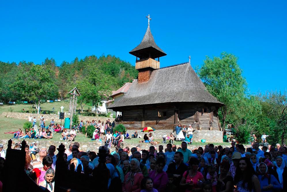 Mănăstiri şi biserici în haină de praznic 54030