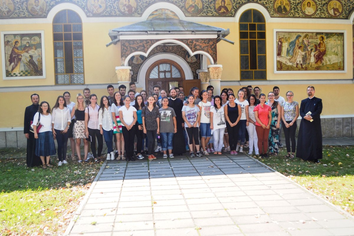 Tineri cărășeni în comuniune la Bocșa 53901