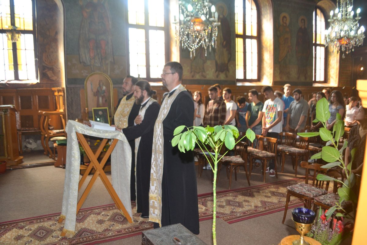 Tineri cărășeni în comuniune la Bocșa 53902