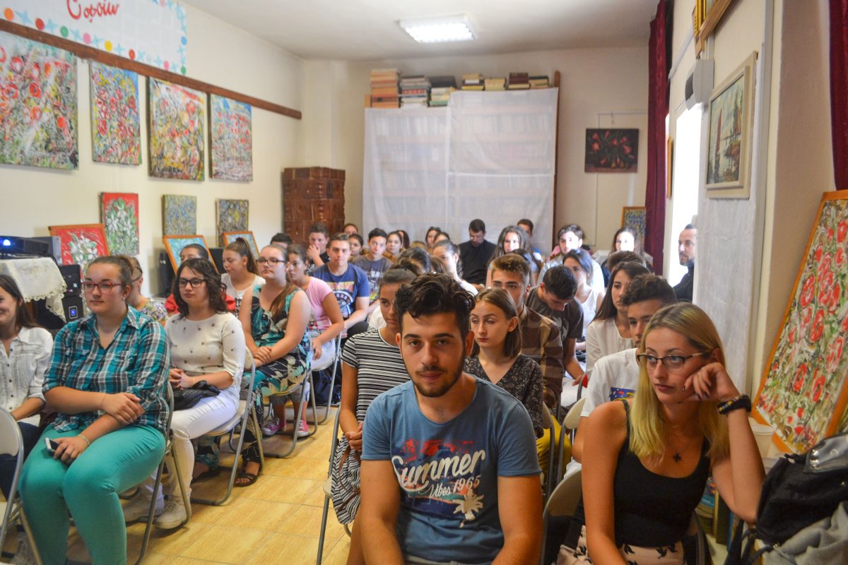 Tineri cărășeni în comuniune la Bocșa 53904