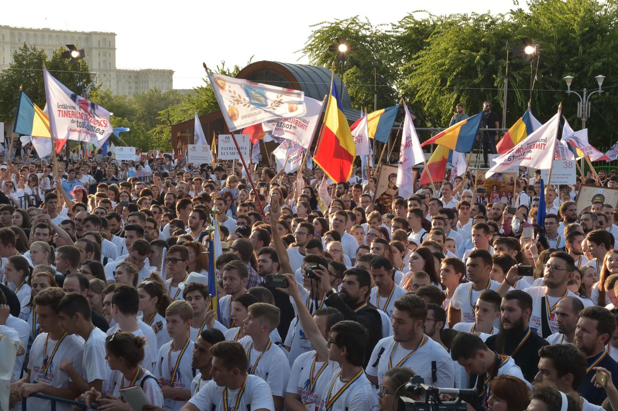 „Noi, tinerii, avem datoria să ne mărturisim credinţa” 53845