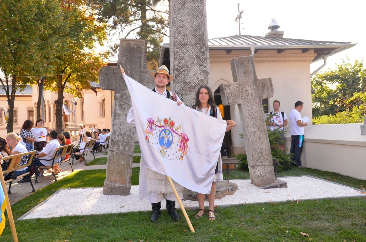 „Noi, tinerii, avem datoria să ne mărturisim credinţa” 53848