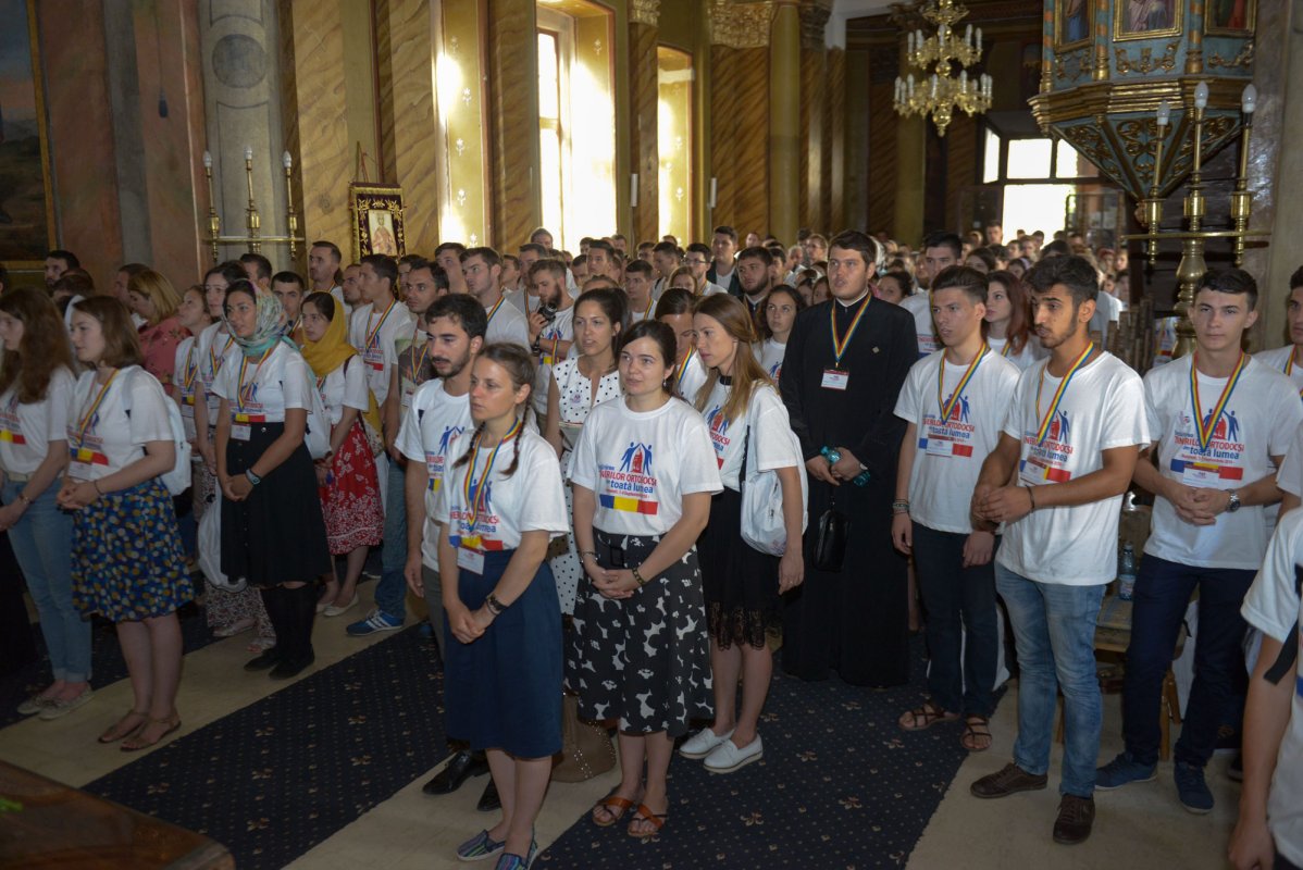 Tinerii au început ziua de ieri în rugăciune 53770