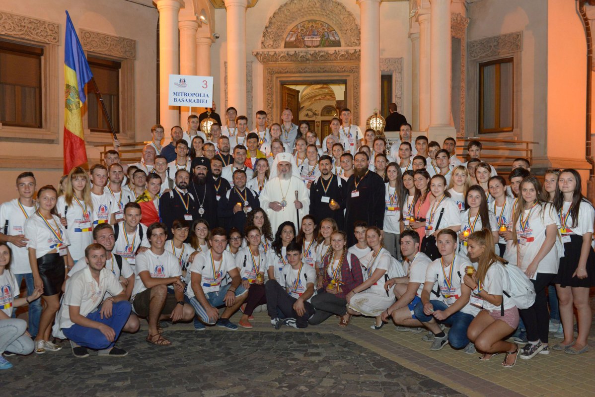 Procesiunea luminilor pe străzile Capitalei 53680