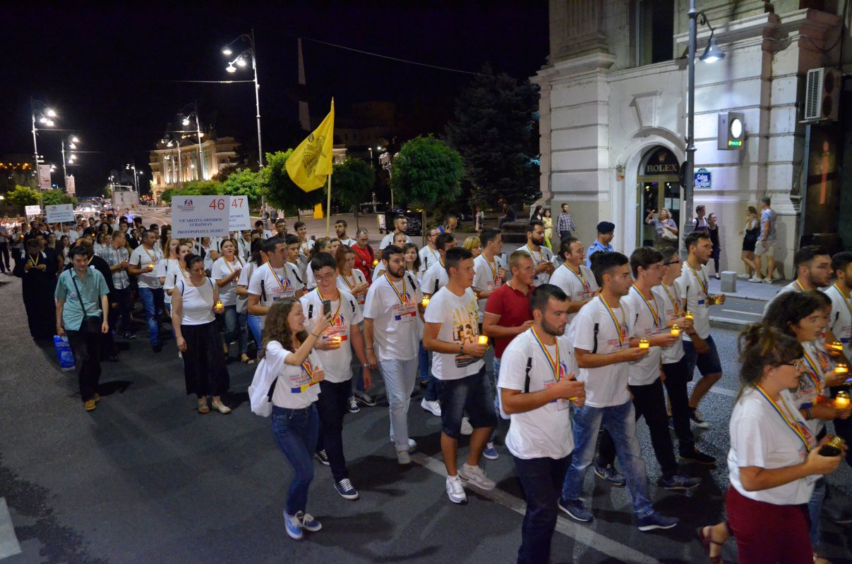 Procesiunea luminilor pe străzile Capitalei 53681