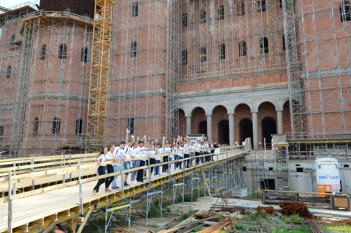 Tinerii ortodocşi au vizitat Catedrala Naţională 53694