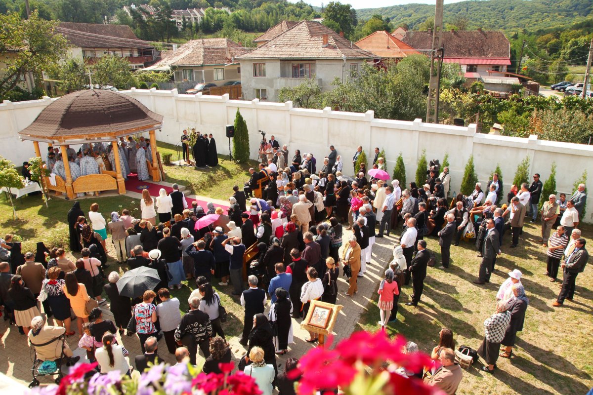 Slujiri arhiereşti şi hramuri la sărbătoarea Naşterii Maicii Domnului 53425