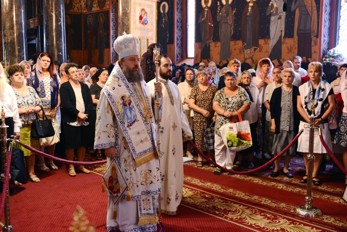 Hramul Parohiei Miron Patriarhul din București 53396