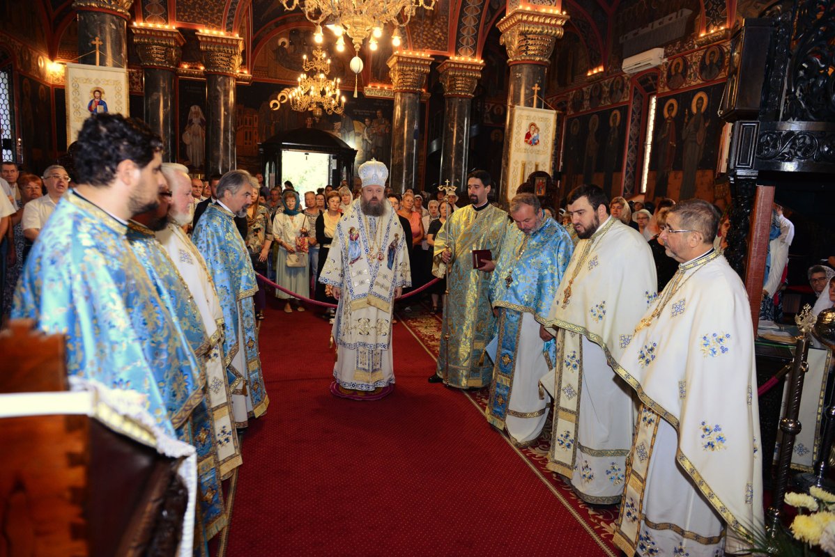 Hramul Parohiei Miron Patriarhul din București 53399