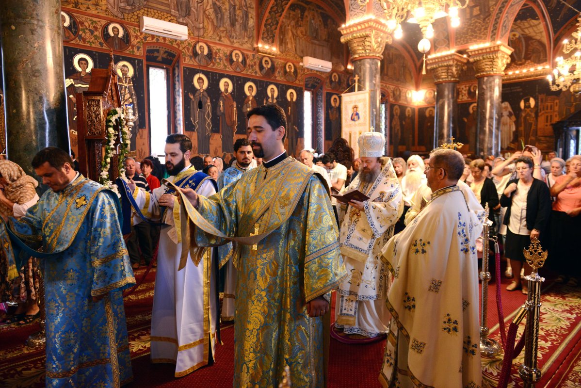 Hramul Parohiei Miron Patriarhul din București 53400