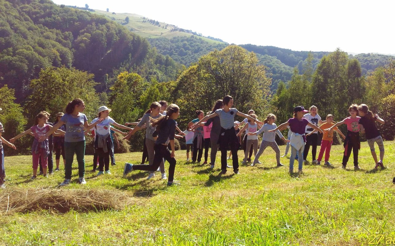 Tabără pentru tineri la mănăstirea de la Măgura-Jina 53371