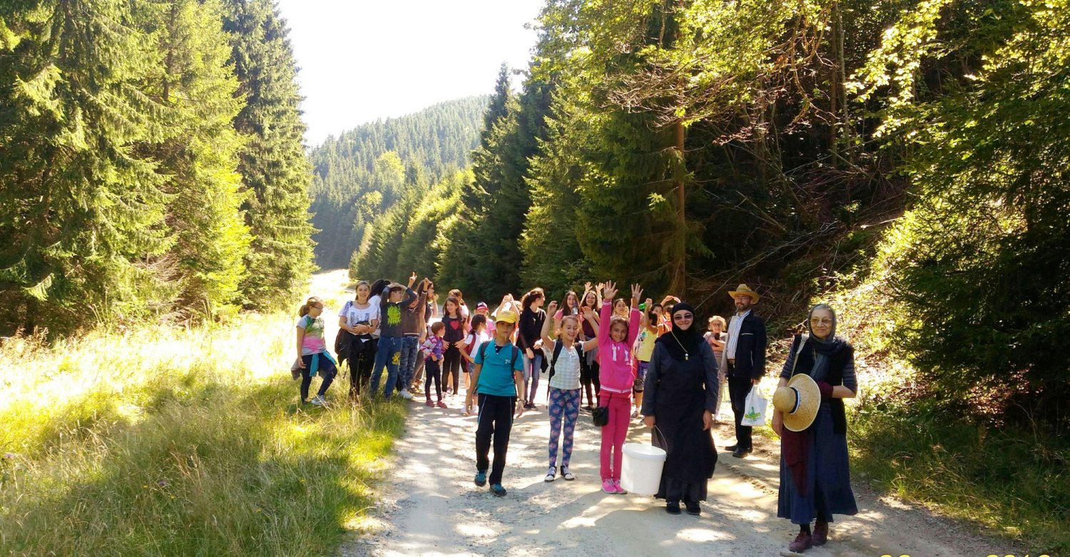 Tabără pentru tineri la mănăstirea de la Măgura-Jina 53373