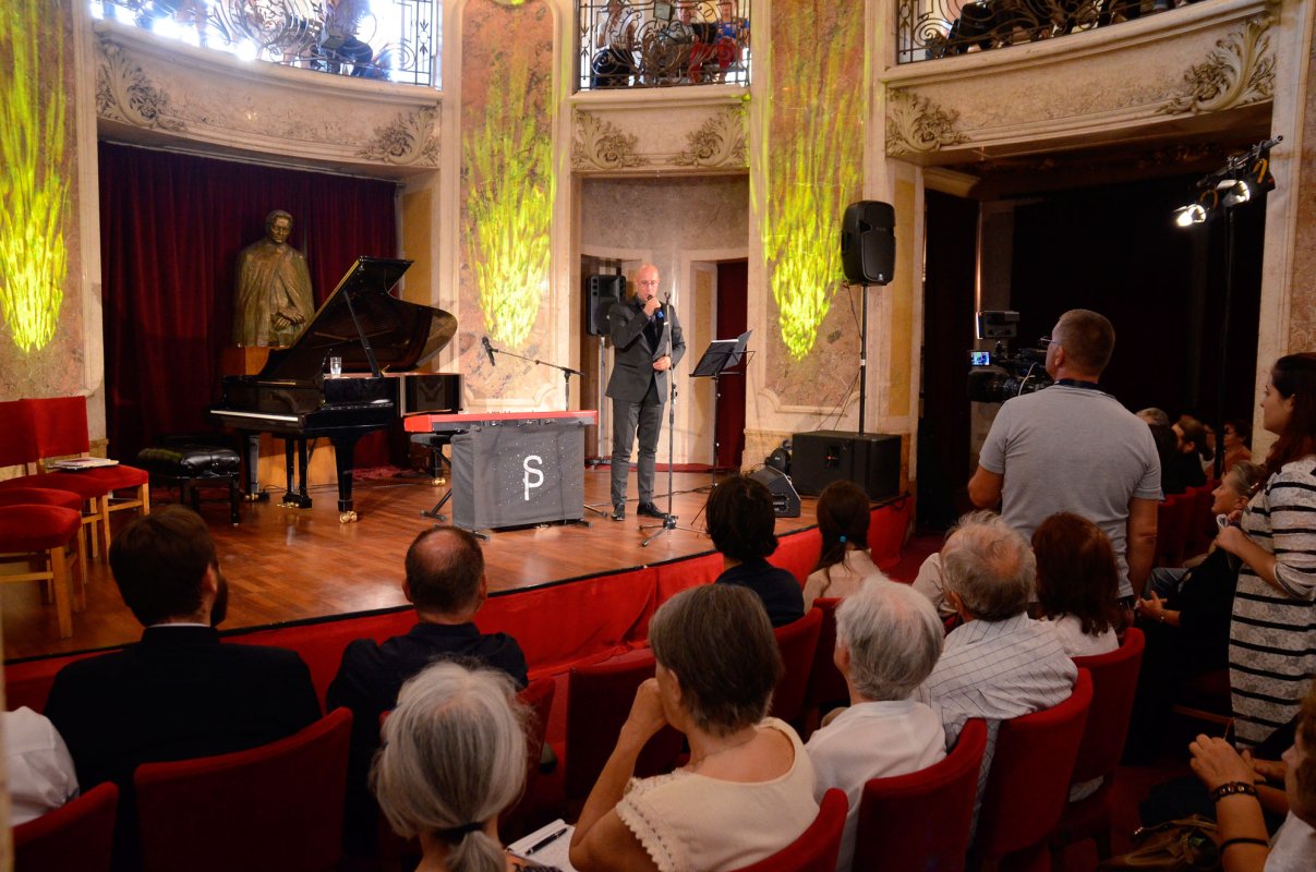 „Ce, cât şi cum ne folosim de muzică” 53230