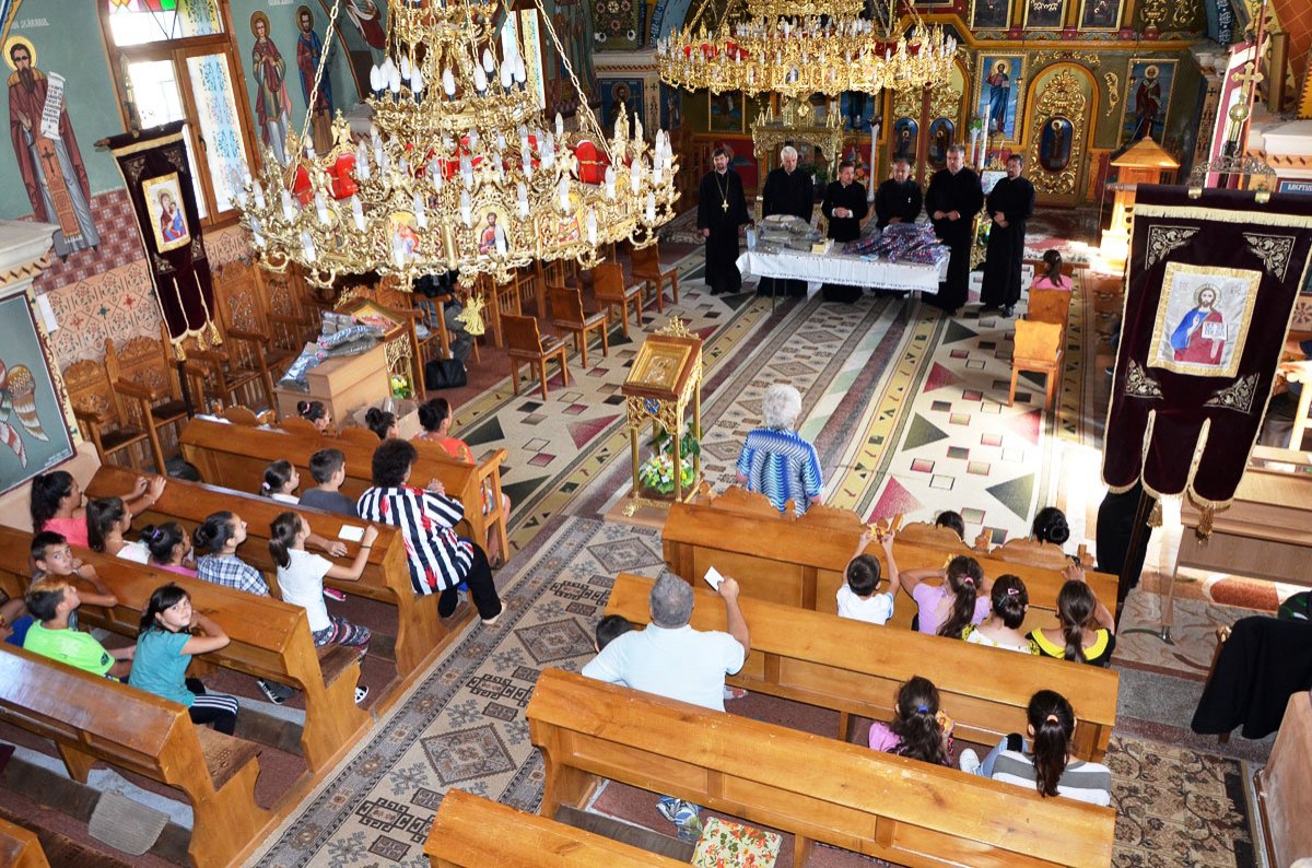 Elevi în dificultate sprijiniţi de Episcopia Devei și Hunedoarei 53195