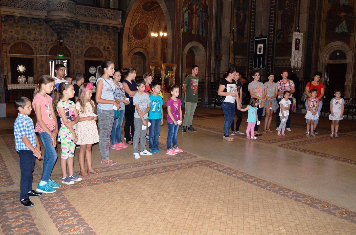 Elevi în dificultate sprijiniţi de Episcopia Devei și Hunedoarei 53197