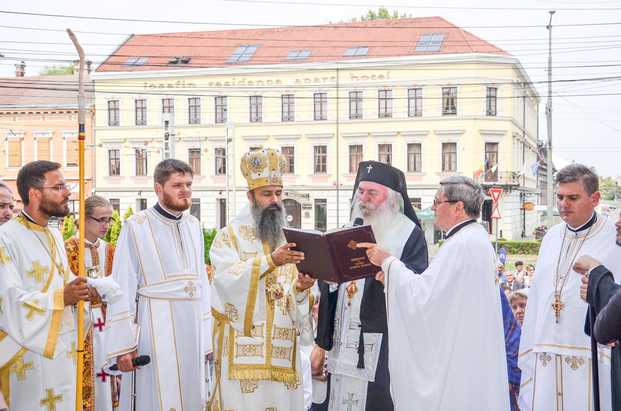 Slujiri arhierești și târnosire de biserică 53207