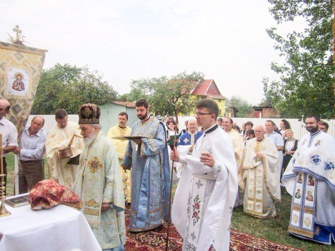 Slujiri arhierești și târnosire de biserică 53208