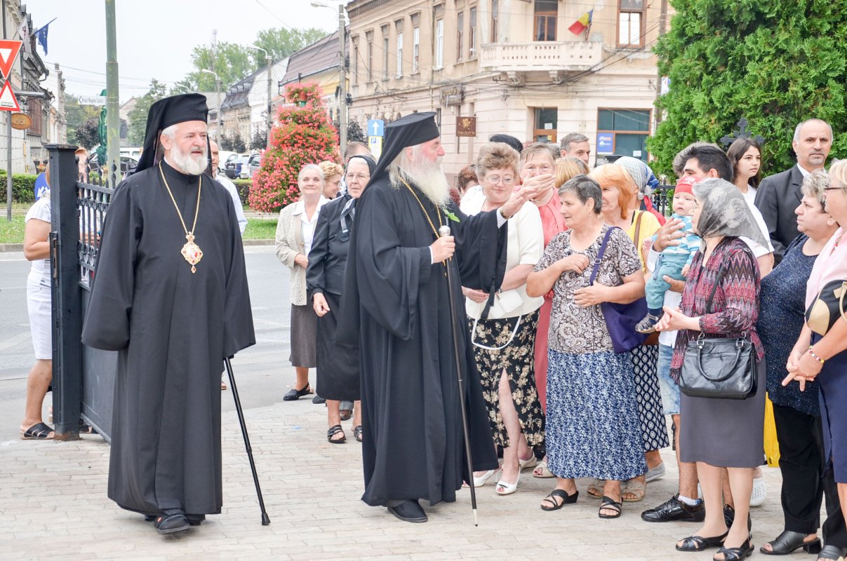 Slujiri arhierești și târnosire de biserică 53209