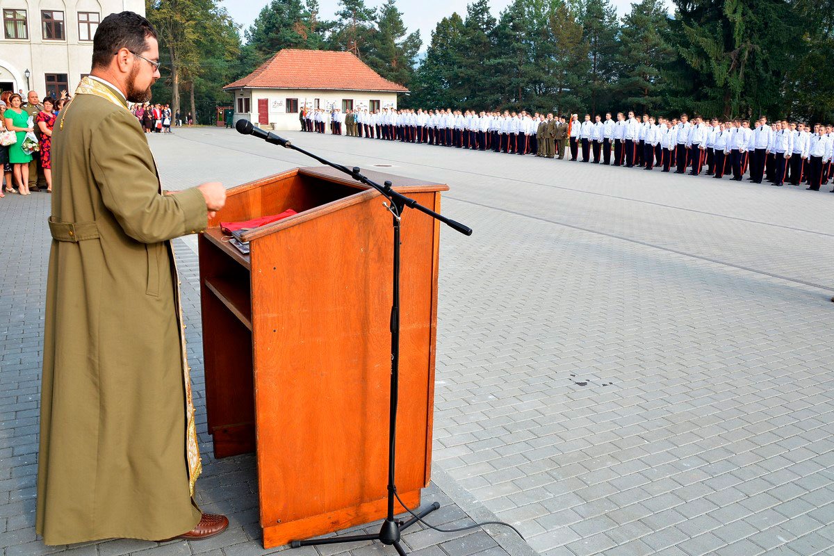 „Să fiţi bineplăcuţi lui Dumnezeu şi oamenilor“ 53106