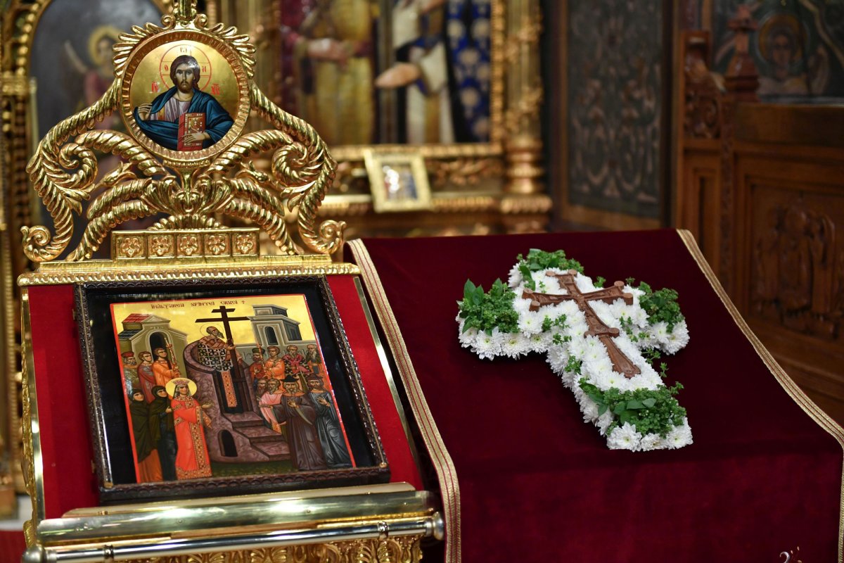 „În Crucea Lui s-a arătat puterea iubirii Sale smerite” 53076