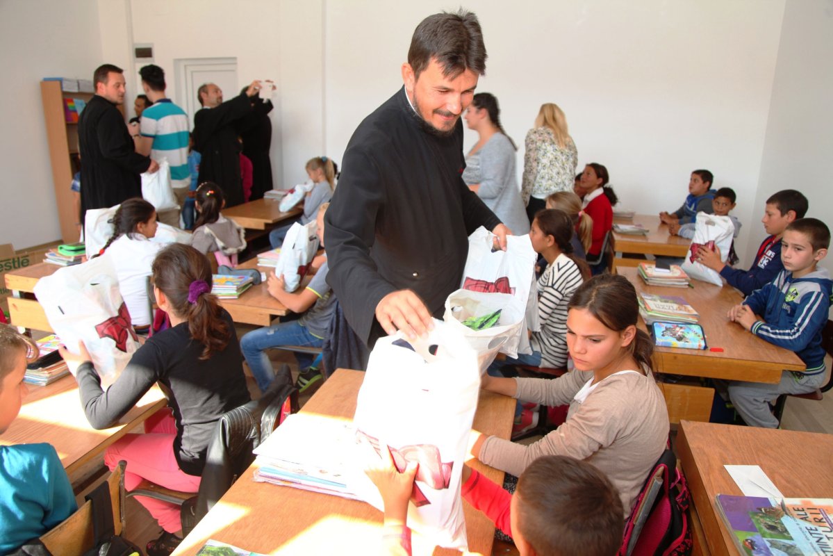 Rechizite și alimente pentru 100 de elevi de pe Valea Hârtibaciului 53035