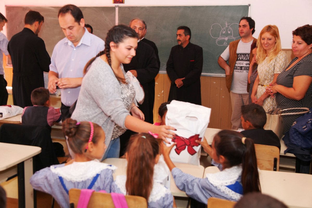 Rechizite și alimente pentru 100 de elevi de pe Valea Hârtibaciului 53037