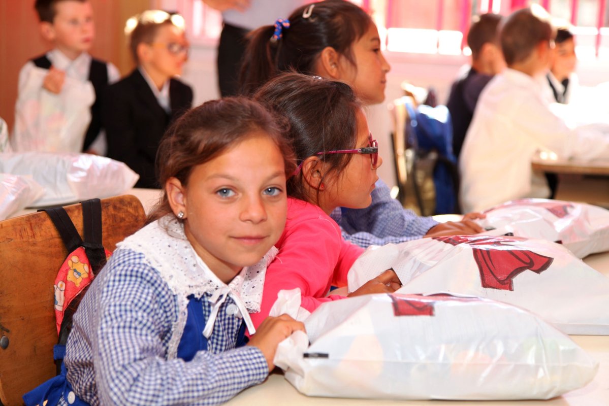 Rechizite și alimente pentru 100 de elevi de pe Valea Hârtibaciului 53038