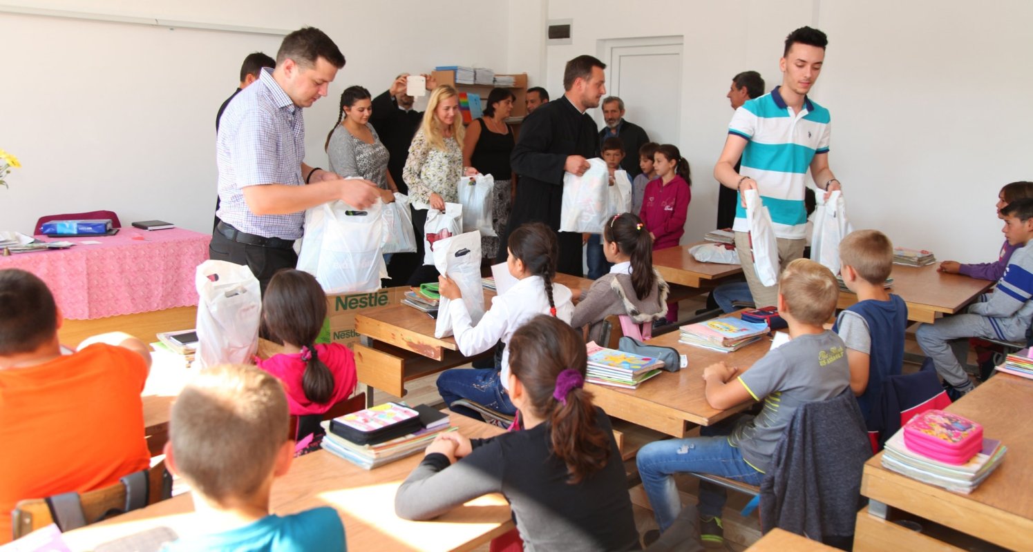 Rechizite și alimente pentru 100 de elevi de pe Valea Hârtibaciului 53039