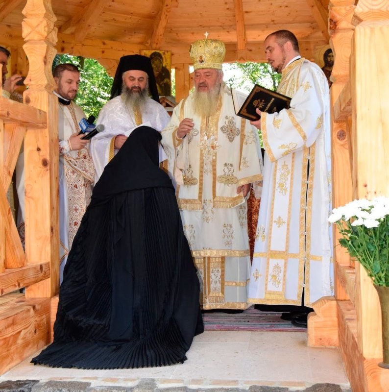 Stareţa Mănăstirii Ciucea, ridicată la rangul de stavroforă 53050