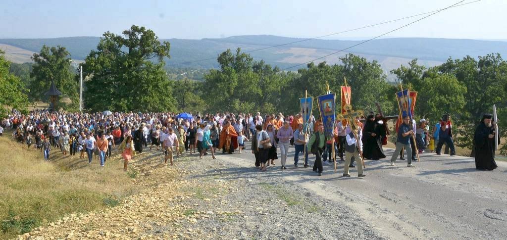 Rugăciune şi jertfă pe „Drumul Crucii“, la Hadâmbu 52945