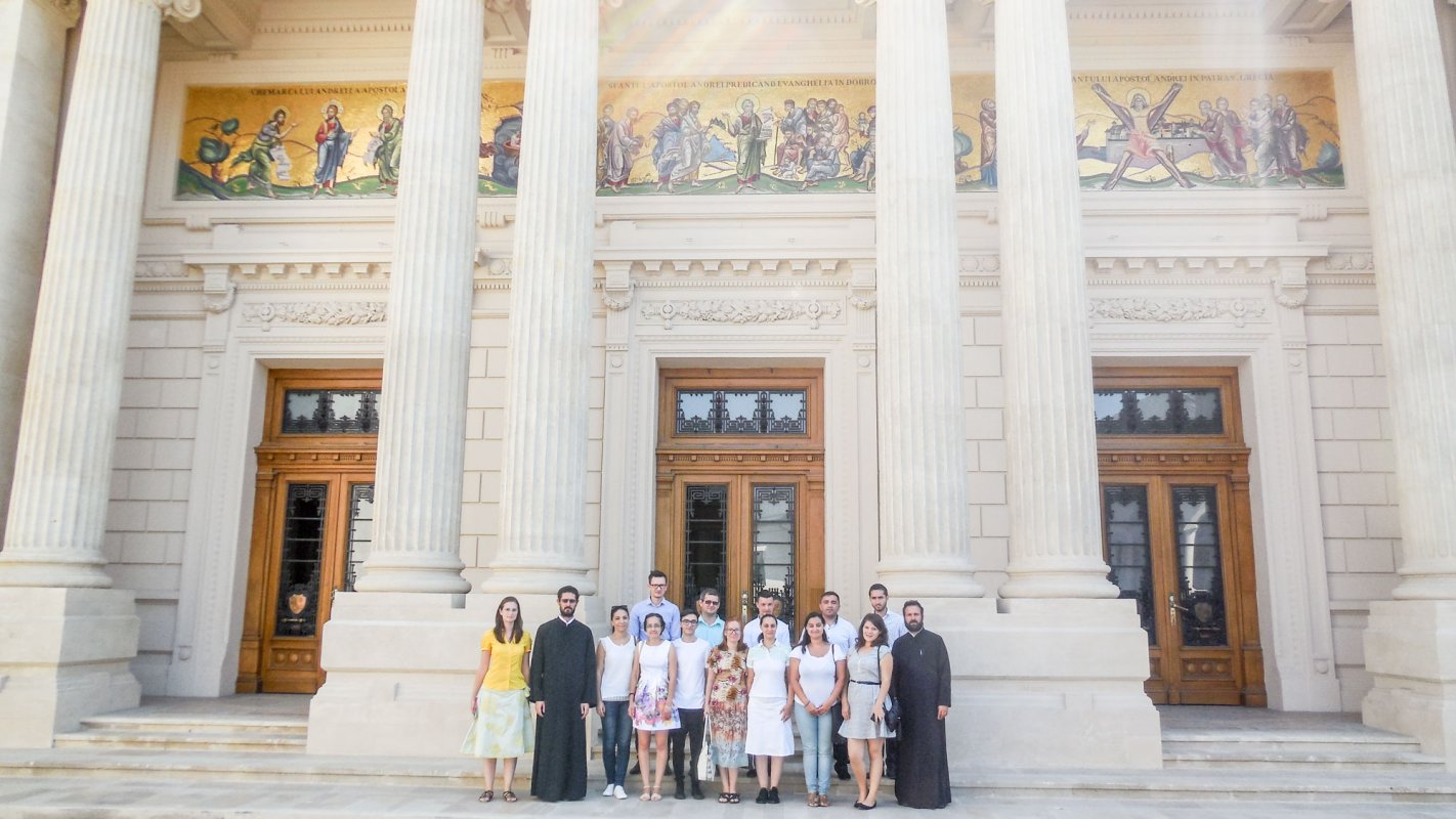 Tur ghidat pentru tineri pe Colina Bucuriei 53005