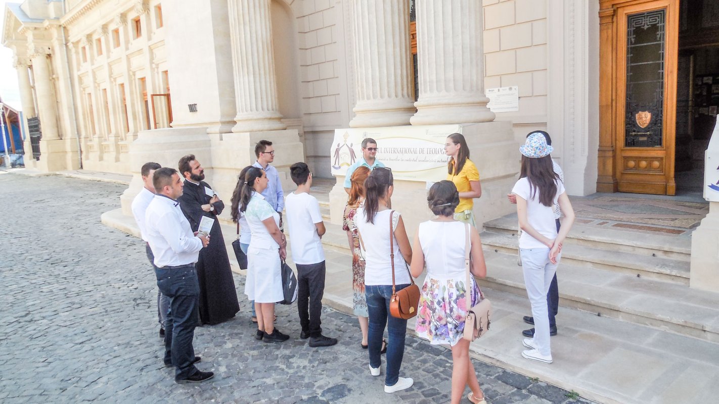 Tur ghidat pentru tineri pe Colina Bucuriei 53006