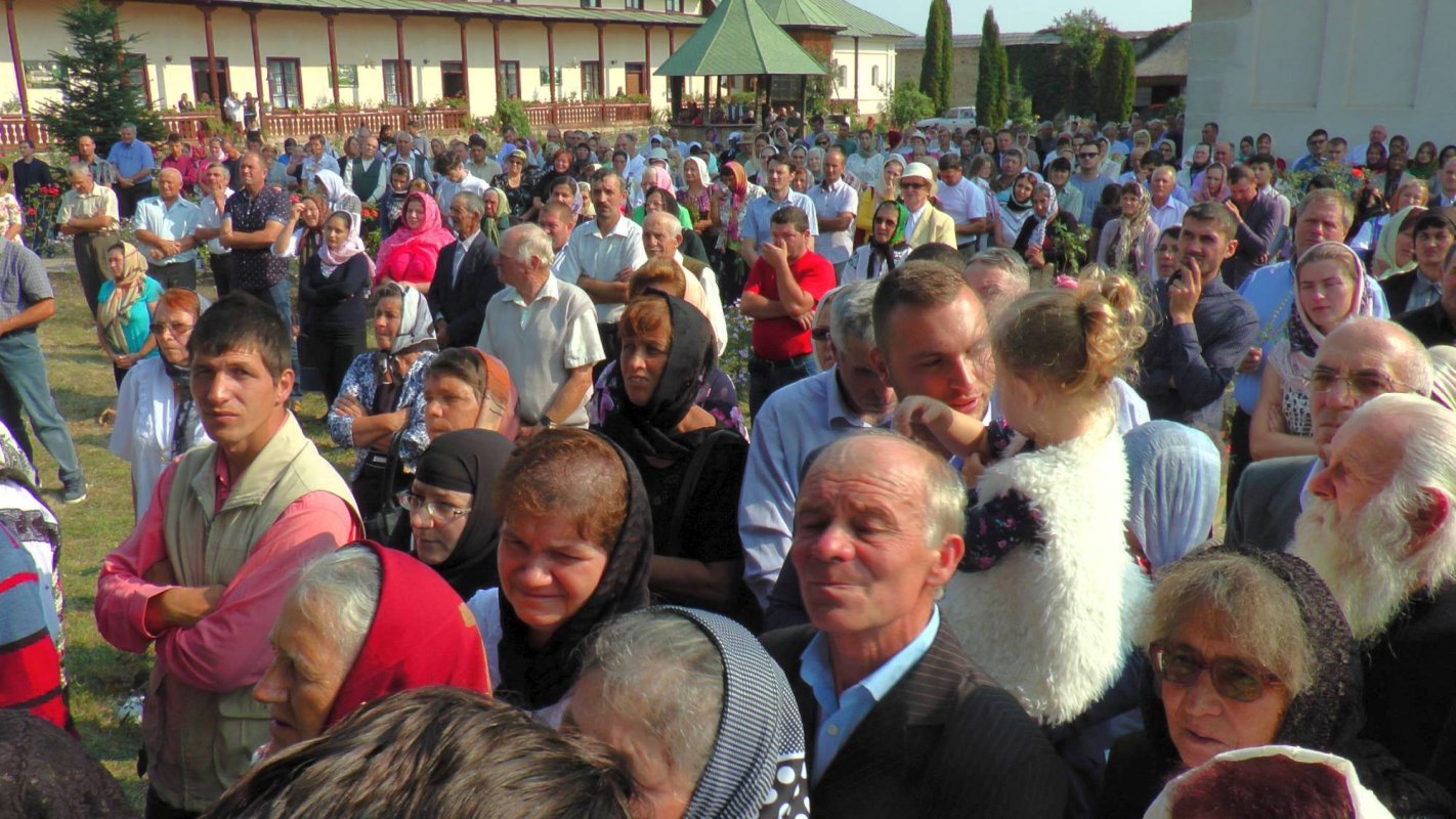 Brâul Maicii Domnului adus la hramul Mănăstirii Râşca 52834