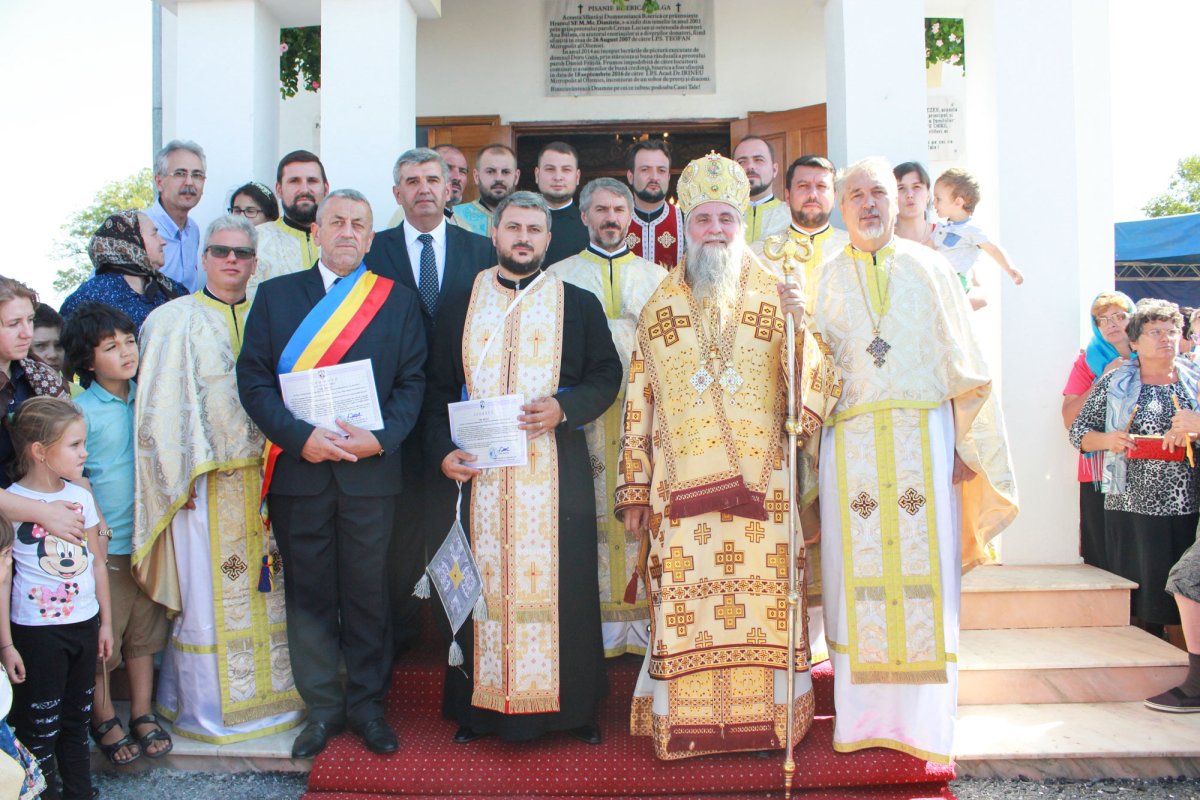 Două locaşuri de închinare din Mitropolia Olteniei, gătite de sărbătoare 52631