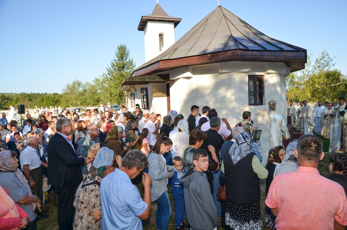 Două locaşuri de închinare din Mitropolia Olteniei, gătite de sărbătoare 52632