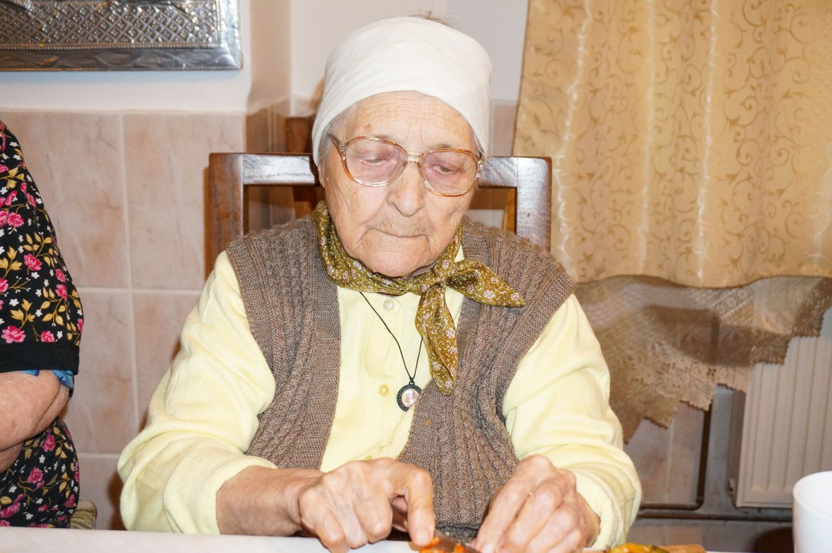 „Părintele m-a luat de pe stradă şi m-a adus aici” 52585