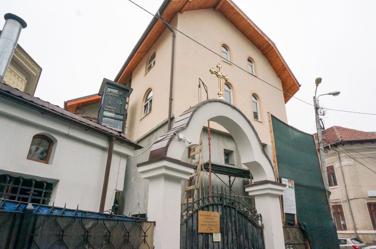 „Părintele m-a luat de pe stradă şi m-a adus aici” 52586