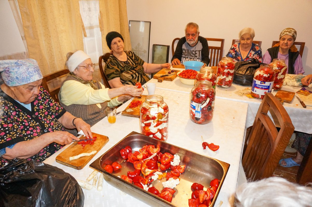 „Părintele m-a luat de pe stradă şi m-a adus aici” 52587