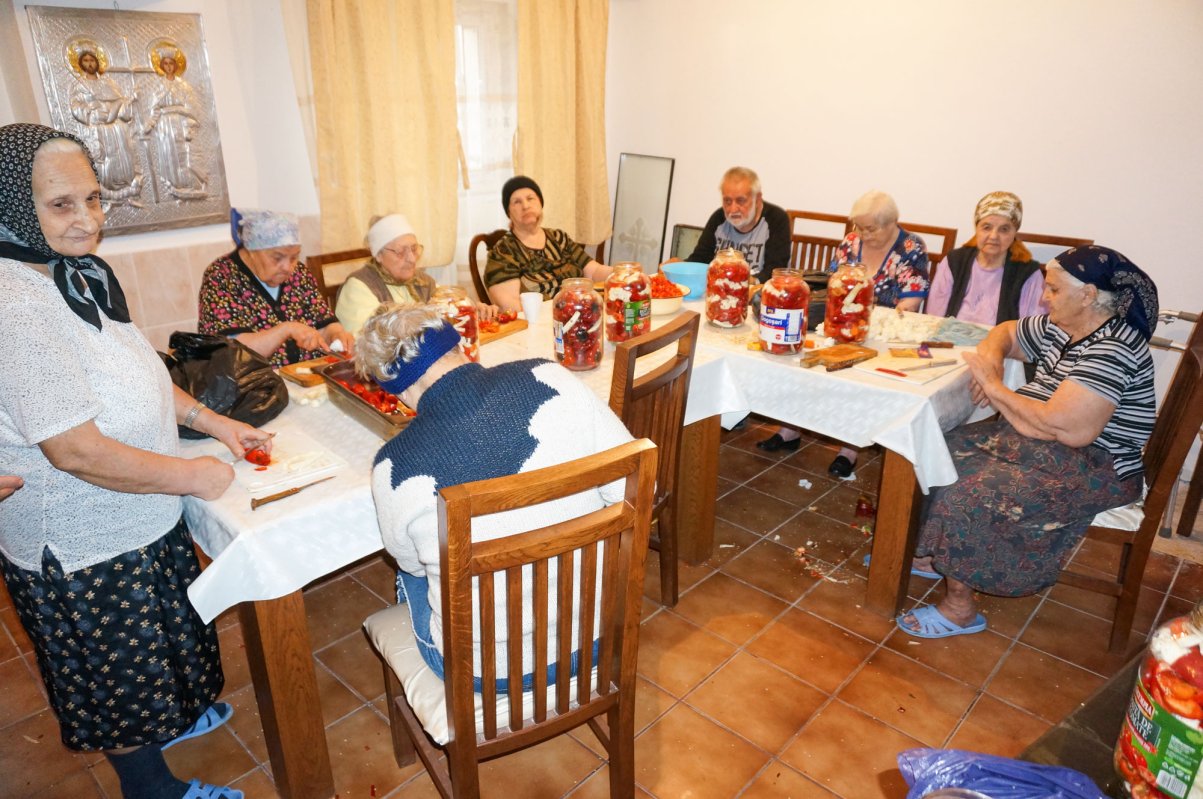 „Părintele m-a luat de pe stradă şi m-a adus aici” 52588