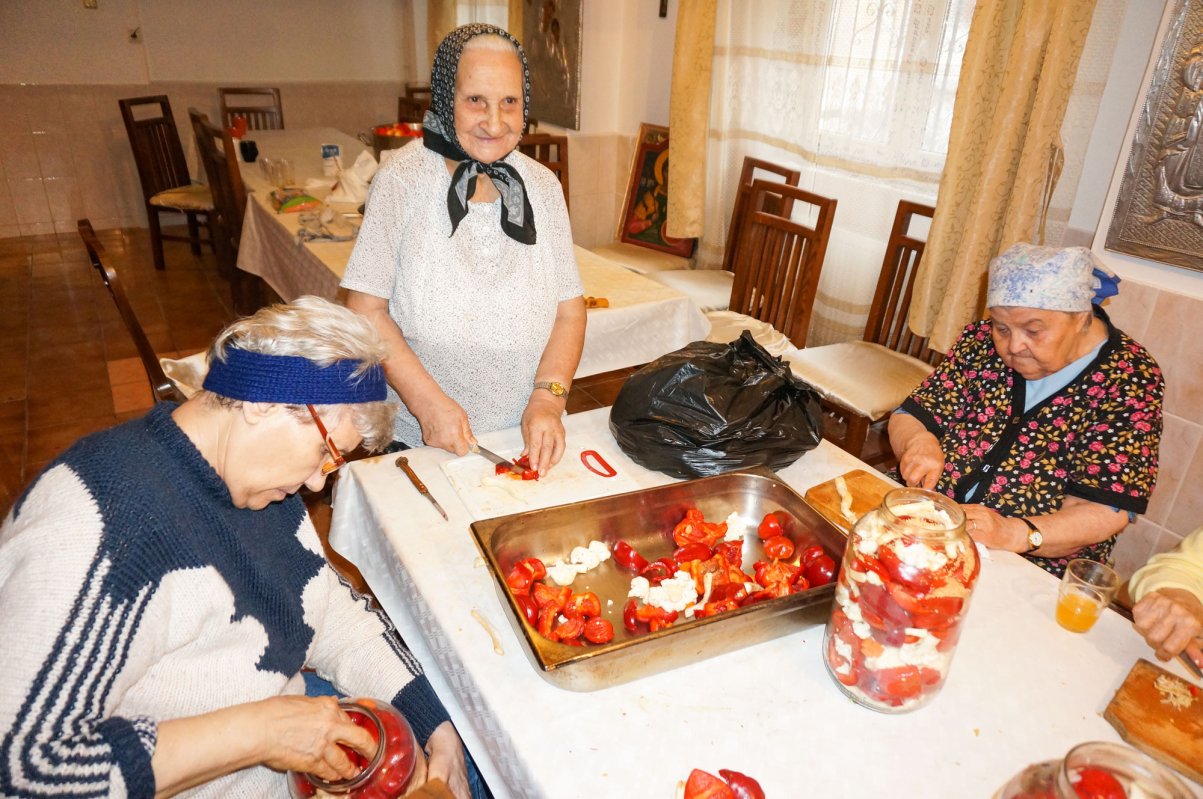 „Părintele m-a luat de pe stradă şi m-a adus aici” 52589