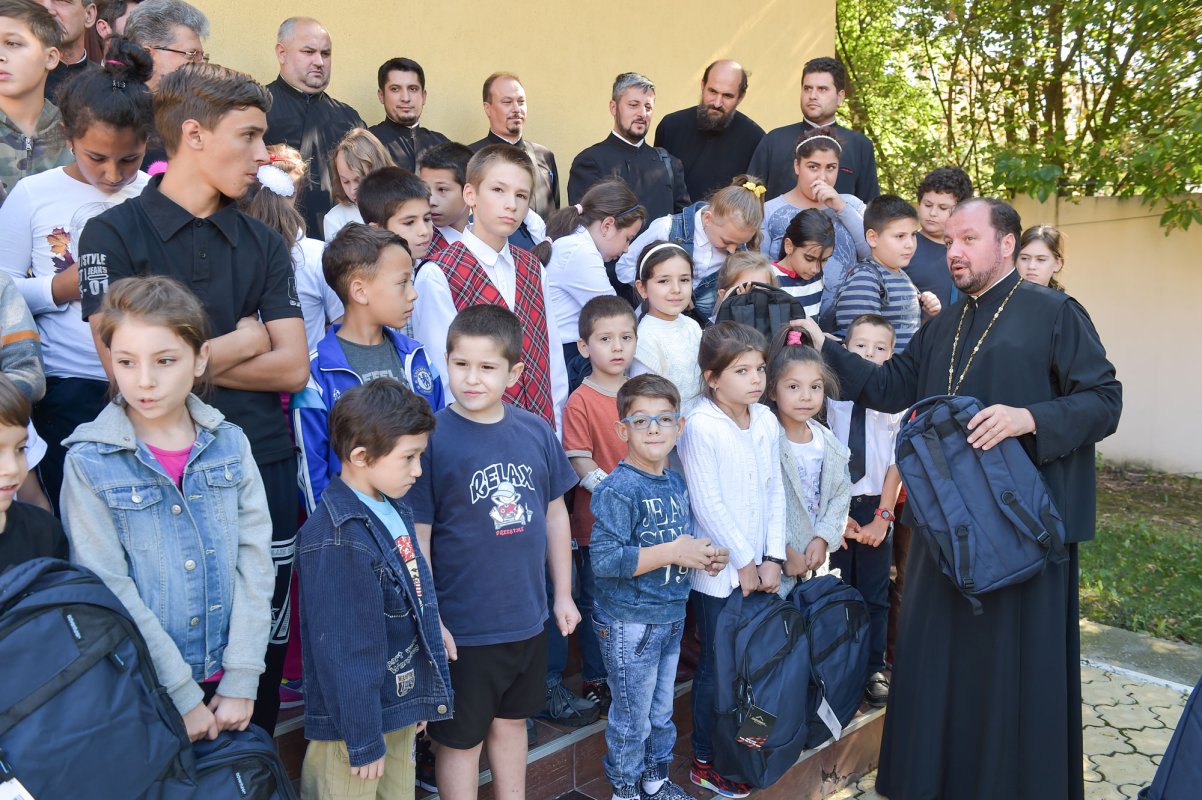 Protoieria Sector 6 a dăruit rechizite pentru 100 de elevi 52524