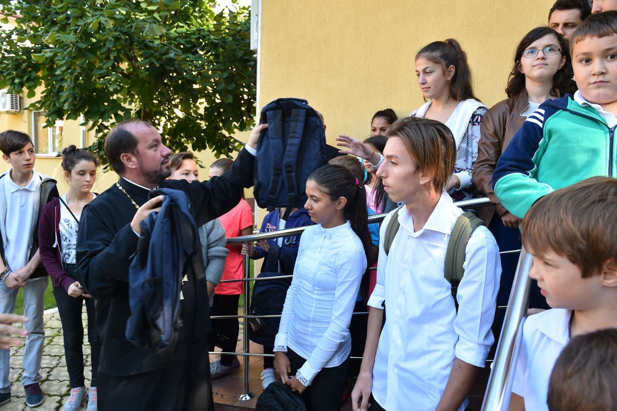 Protoieria Sector 6 a dăruit rechizite pentru 100 de elevi 52526