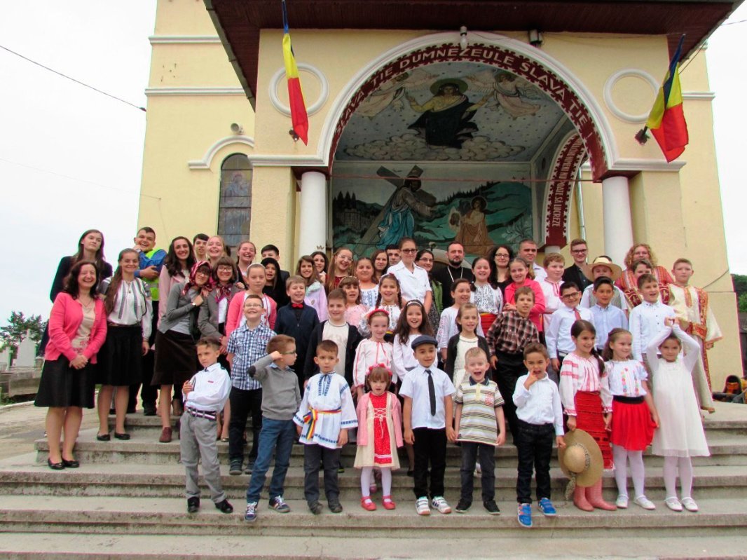 Activităţi cu copiii şi tinerii în parohia clujeană din Mănăştur 52368