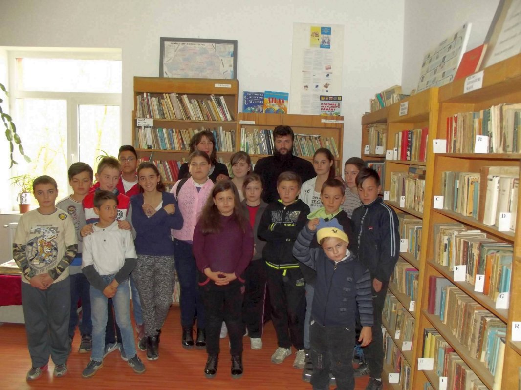 Copiii Parohiei Foleștii de Sus  și părintele lor 52444