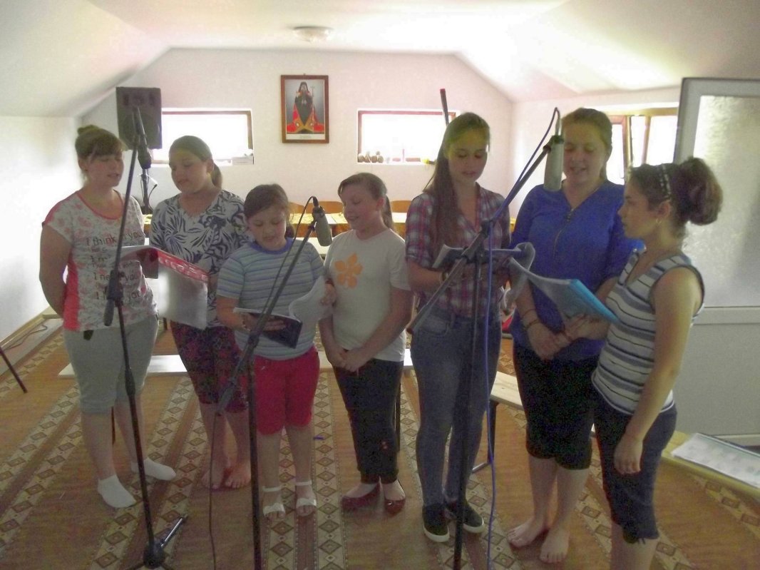 Copiii Parohiei Foleștii de Sus  și părintele lor 52447