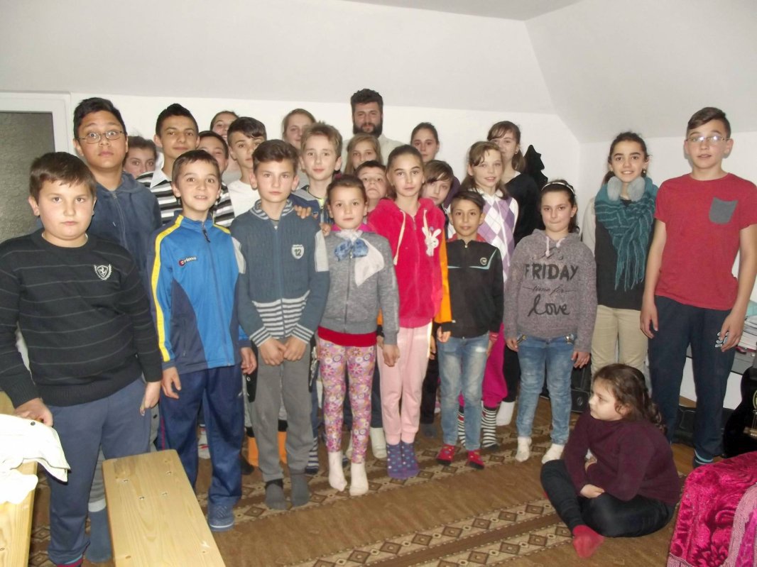 Copiii Parohiei Foleștii de Sus  și părintele lor 52449