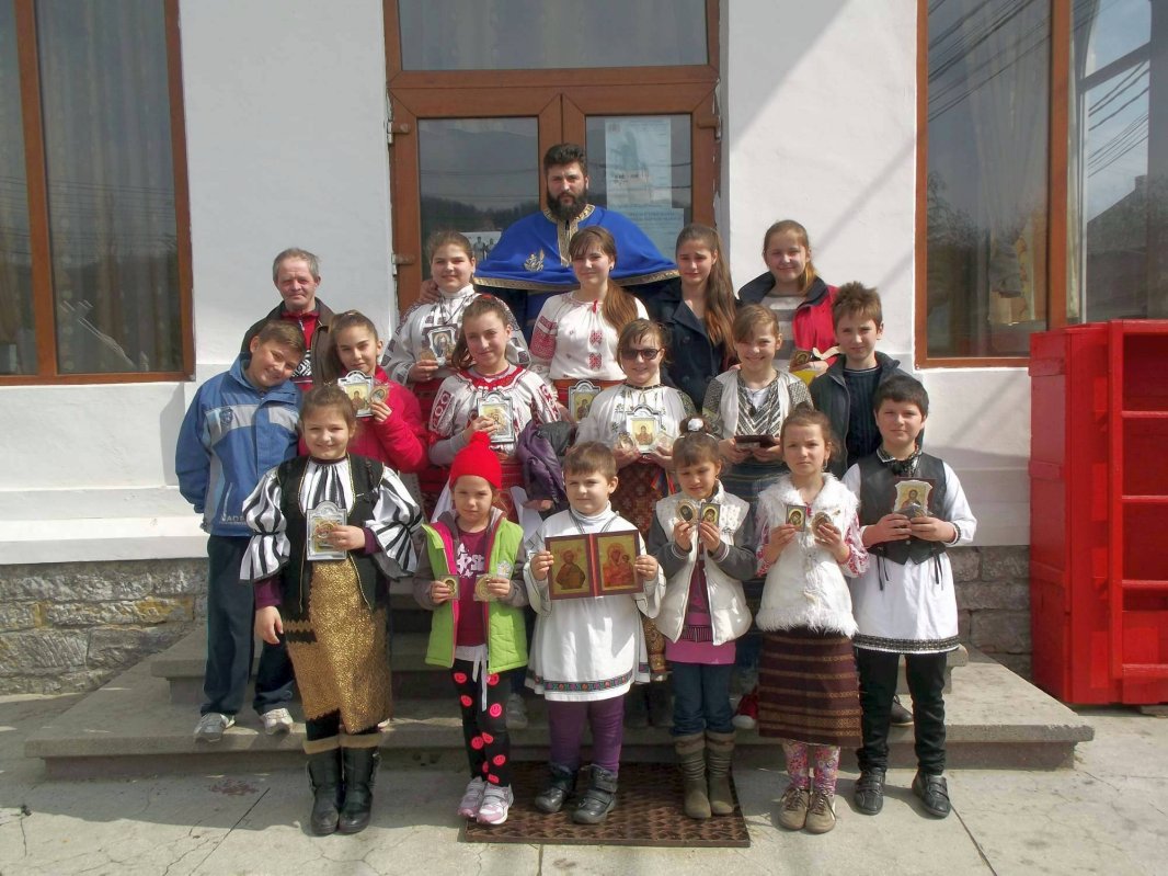 Copiii Parohiei Foleștii de Sus  și părintele lor 52452