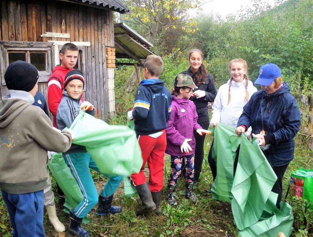 Tinerii voluntari năsăudeni au adunat o tonă de deșeuri 52315