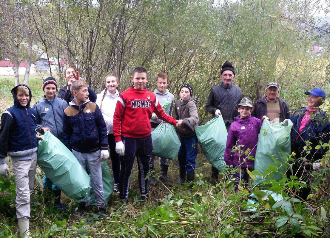 Tinerii voluntari năsăudeni au adunat o tonă de deșeuri 52317